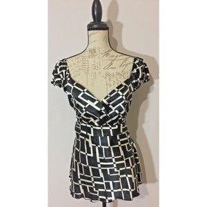 Women' Clothing Co. Blouse Size(L) Cute & Comfortable Fit Trending Style Fashion